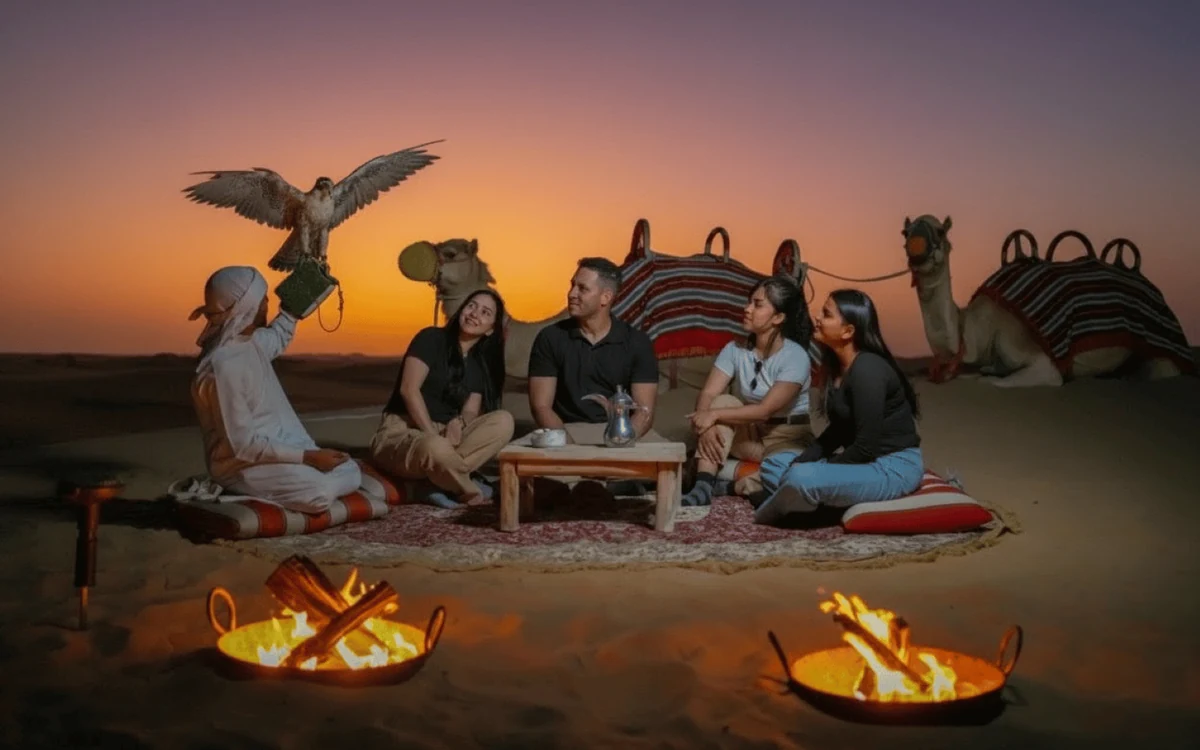 Ein Kamel steht ruhig auf glattem Sand am Abend, keine Fahrzeuge in Sicht