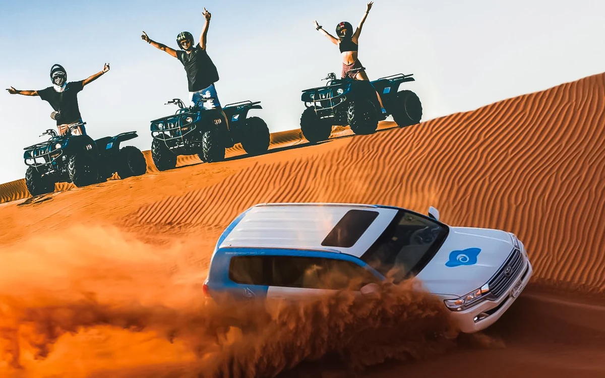 Ein Quad auf einer festgefahrenen Sandpiste mit roten Dünen im Hintergrund