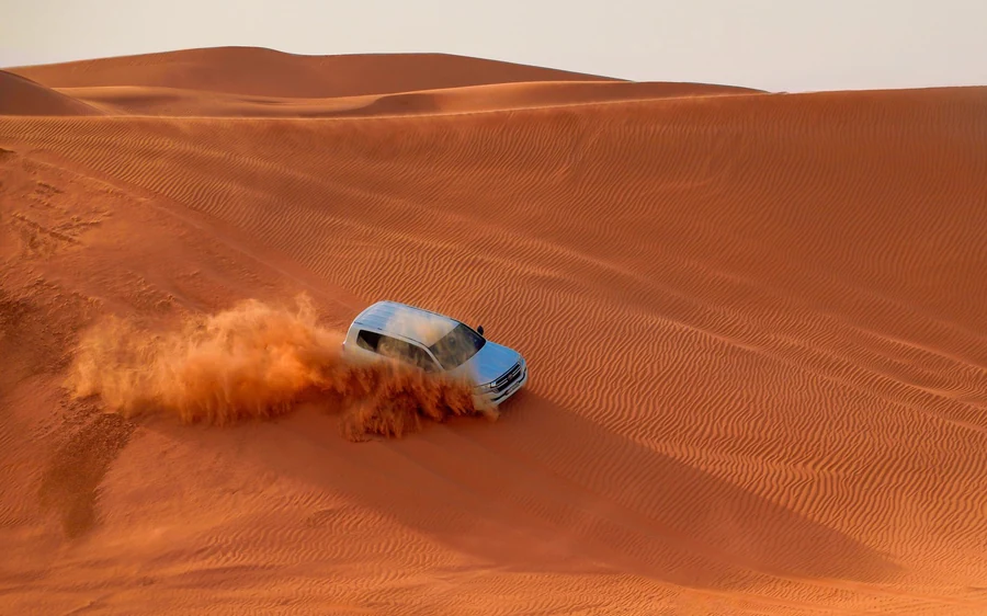 Dubai: Wüstensafari, Dune Buggy, Sandboarding, Kamele & BBQ